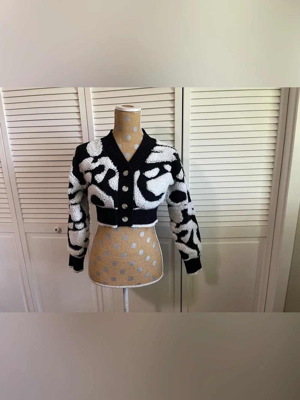 Daisy Crop button down long sleeve sweater, black and white size small - Picture 2 of 6